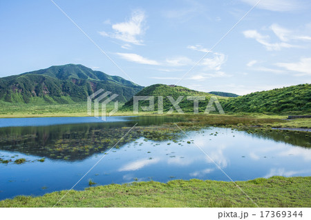 草千里ヶ浜の湖 17369344