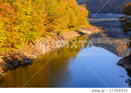 紅葉と湖 紅葉と湖 17369352