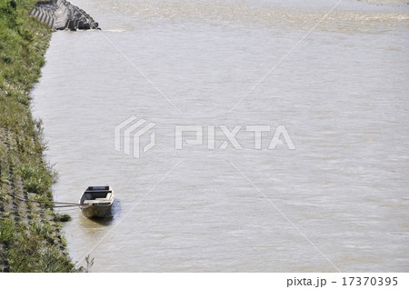 豪雨で増水した河川 豪雨で増水した河川 17370395