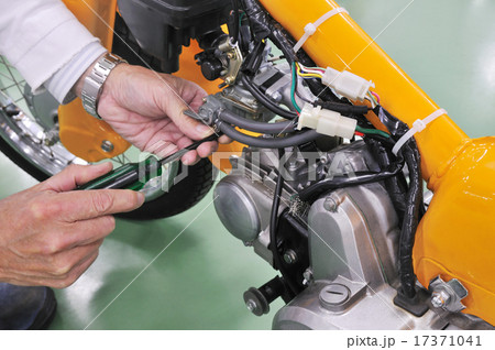 バイクのエンジン整備 17371041