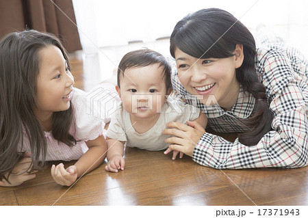mother and child　11 months old & 6 years old 17371943