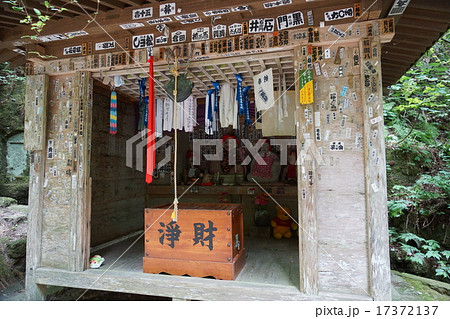 山形県山寺（立石寺）の山門をくぐり姥堂 17372137