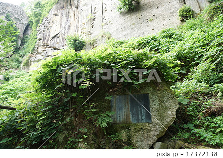 山形県山寺（立石寺）の松尾芭蕉さんのセミ塚 17372138