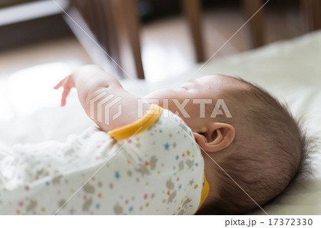 生後4か月の赤ちゃん 17372330