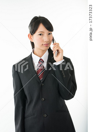 携帯電話で通話するビジネスウーマン 17373323