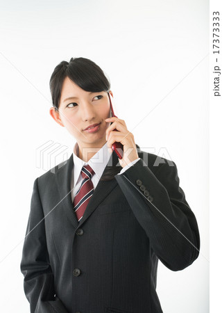 携帯電話で通話するビジネスウーマン 17373333