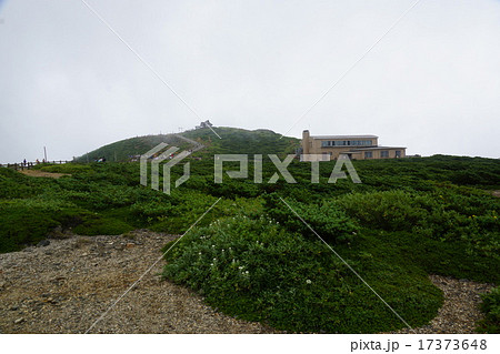 蔵王山頂と蔵王山頂レストランをリフトを降りて望む 17373648