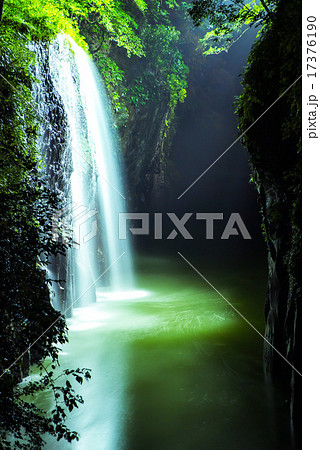 高千穂峡 真名井の滝 ライトアップの写真素材