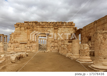 パルミラ遺跡　古代都市のアーチ 17376436
