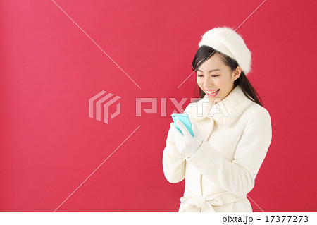 スマートフォン・若い女性 スマートフォン・若い女性 17377273