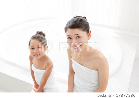mother and child　6 years old 17377536