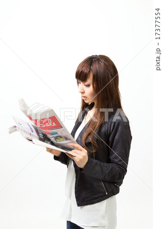 新聞を読む女性 17377554