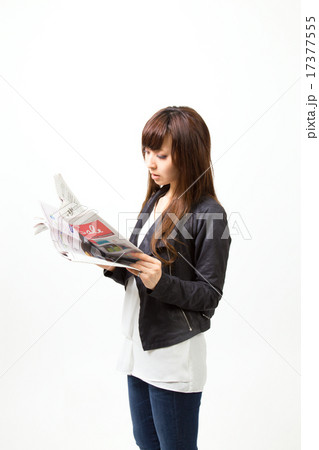 新聞を読む女性 17377555
