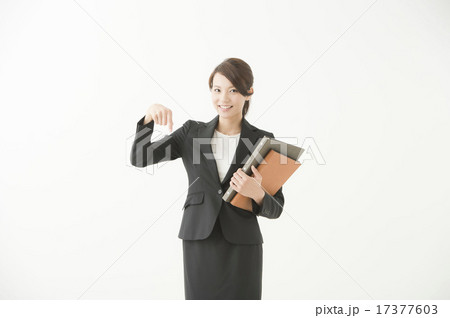 書類を持つスーツの女性 代 の写真素材