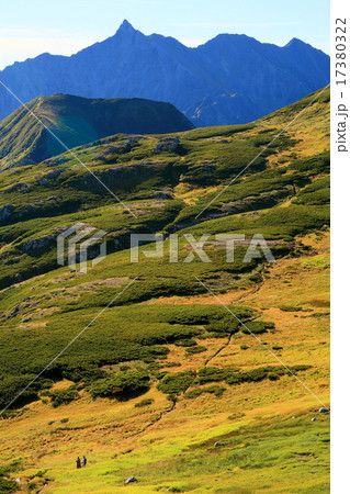 秋色の三俣蓮華岳カールと槍ヶ岳 17380322