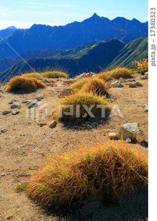 秋の三俣蓮華岳から槍ヶ岳を望む 17380323