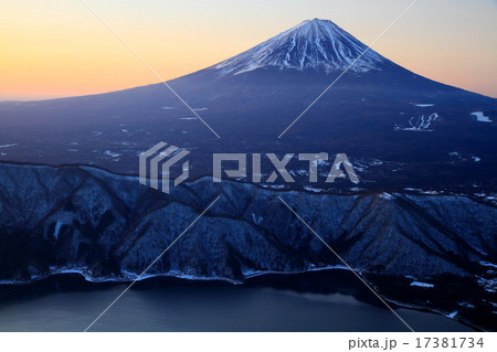 御坂山地・雪頭ヶ岳から夜明けの富士山と西湖 御坂山地・雪頭ヶ岳から夜明けの富士山と西湖 17381734