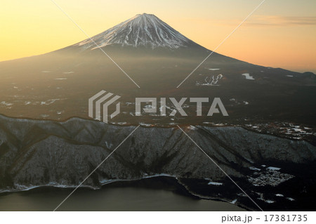 御坂山地・雪頭ヶ岳から夜明けの富士山 17381735