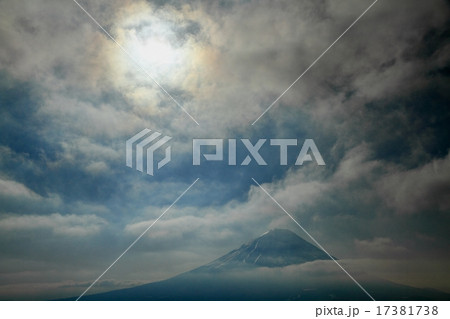 御坂山地・王岳から見る逆光の富士山 17381738