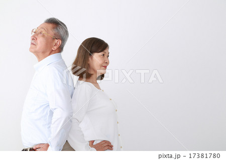喧嘩をするシニア夫婦 17381780