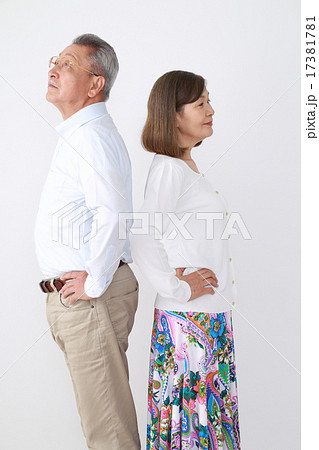 喧嘩をするシニア夫婦 喧嘩をするシニア夫婦 17381781