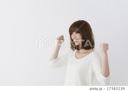 若い女性 若い女性 17383239