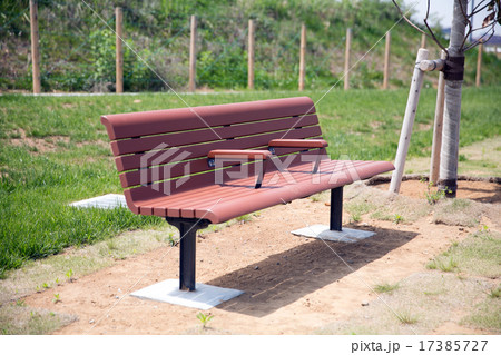 写真素材: Web印刷に最適！　公園のベンチ 17385727