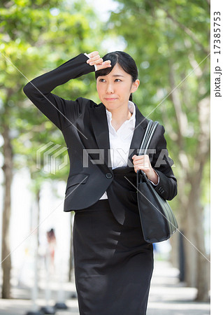 走るビジネスウーマン 17385753