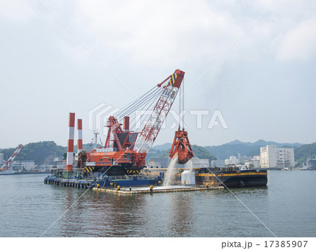 横須賀港での浚渫作業（神奈川県横須賀市） 17385907