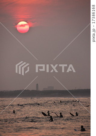 片瀬西海岸の夕日とサーファー 17386168
