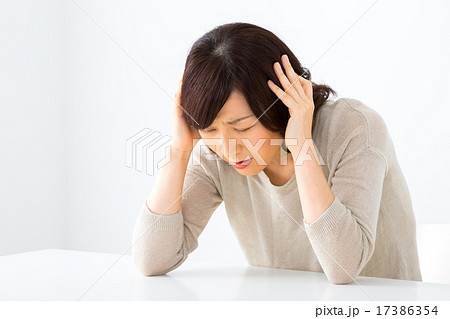 女性　頭痛　憂鬱　鬱　主婦　ミドル世代　中高年　セミロングの女性　普段着　女の人　体調不良 17386354