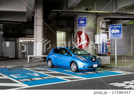 充電中の電気自動車 17386447