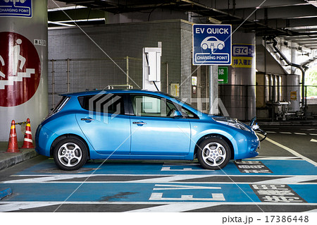 充電中の電気自動車 充電中の電気自動車 17386448