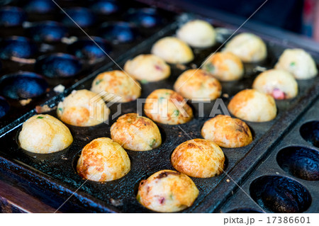 料理中のたこ焼き 17386601