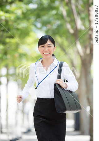 走るビジネスウーマン 17386827