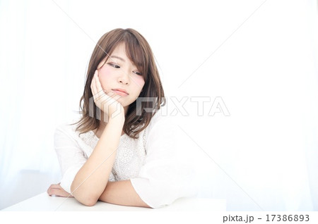 女性　20代　頬づえ 17386893