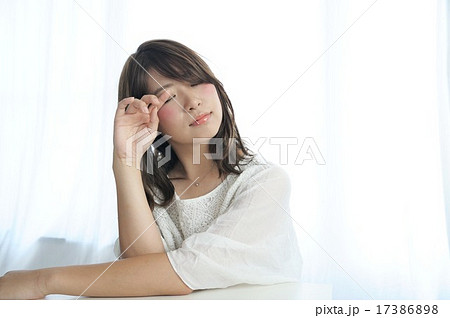 女性　20代　睡魔 17386898