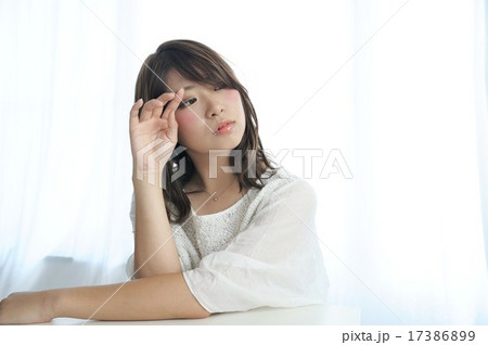 女性　20代　頬づえ 17386899