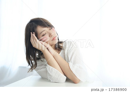 女性　20代　頬づえ 17386900