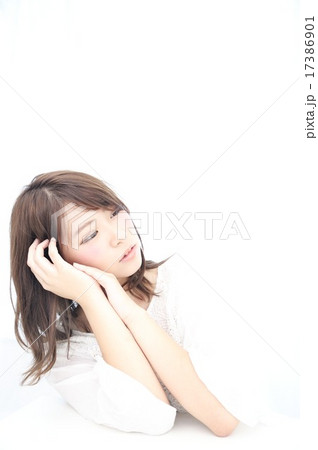 女性　20代　頬づえ 17386901