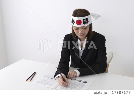 若い女性　受験 17387177