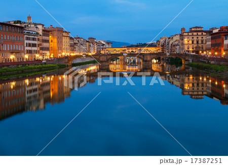 Ponte Santa Trinita bridge over the Arno River, Florence Ponte Santa Trinita bridge over the Arno River, Florence 17387251