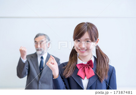 ガッツポーズの女子高生と教師 受験勉強 塾イメージ ガッツポーズの女子高生と教師 受験勉強 塾イメージ 17387481