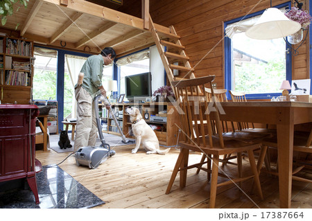 掃除機をかけるシニア男性 掃除機をかけるシニア男性 17387664