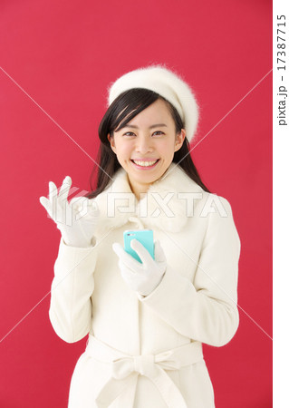 スマートフォン・若い女性 スマートフォン・若い女性 17387715