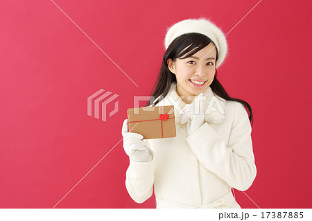 プレゼント・若い女性 17387885