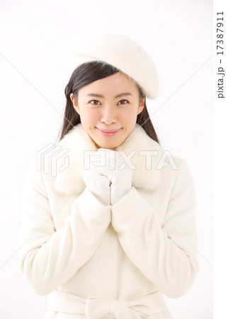 コートを着た若い女性 17387911