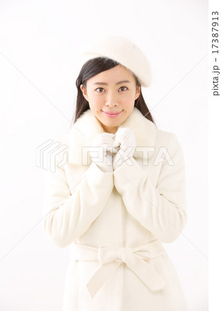 コートを着た若い女性 17387913