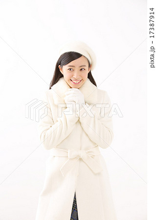 コートを着た若い女性 17387914