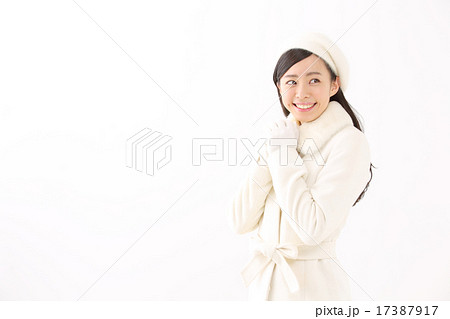 コートを着た若い女性 17387917